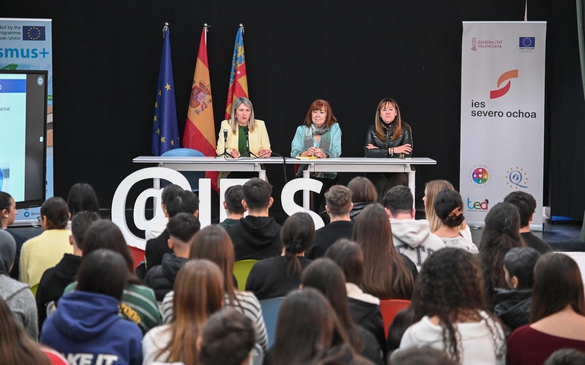 La ex ministra Cristina Narbona con docentes y alumnos del IES Severo Ochoa de Elche este jueves