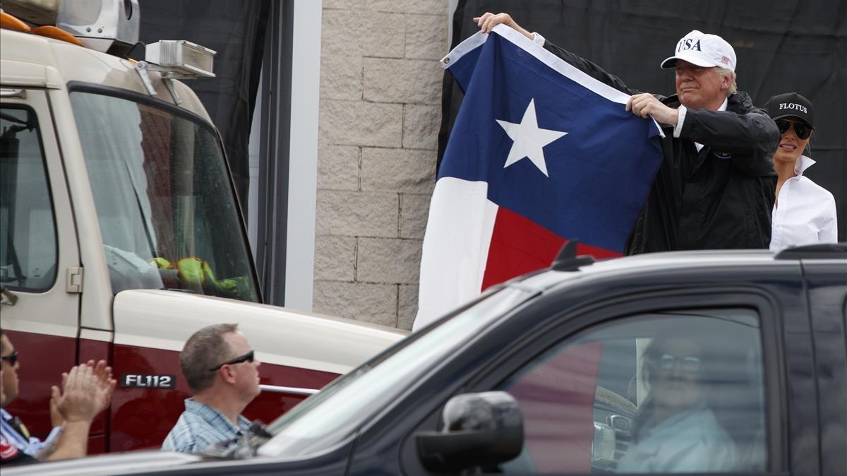 zentauroepp39858250 president donald trump holds up a texas flag after speaking 170829223910