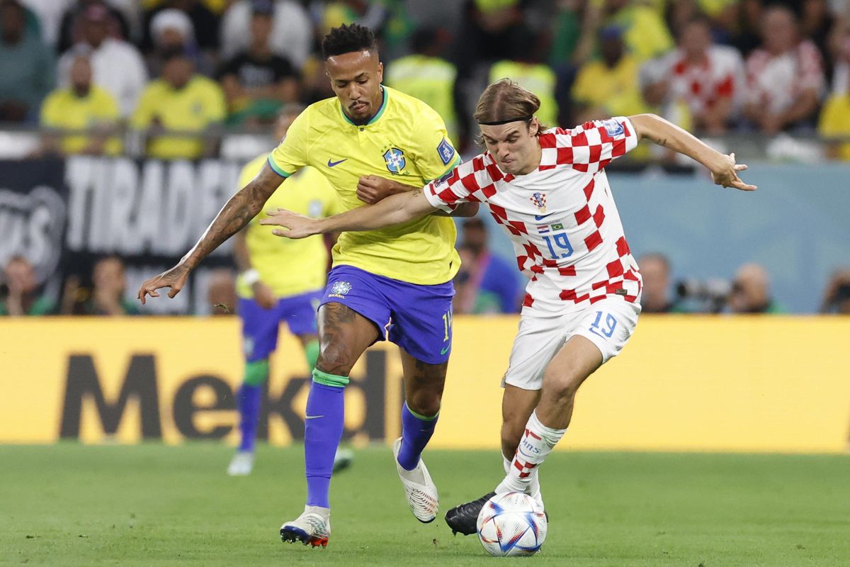 GR5003. RAYÁN (CATAR), 09/12/2022.- Borna Sosa (d) de Croacia disputa un balón con Éder Militao de Brasil hoy, en un partido de los cuartos de final del Mundial de Fútbol Qatar 2022 entre Croacia y Brasil en el estadio Ciudad de la Educación en Rayán (Catar) EFE/ Esteban Biba