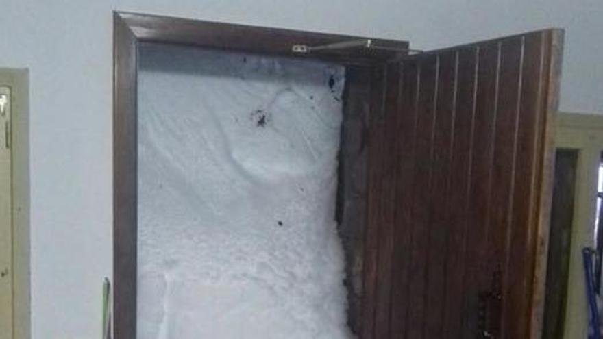 Abren la puerta y encuentran dos metros de nieve en Pajares