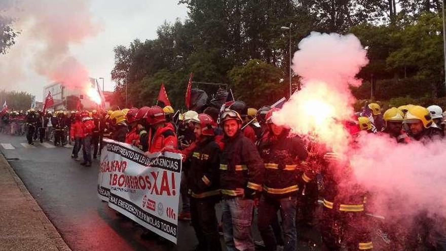 Los bomberos protestan ante la Xunta por la falta de un reglamento