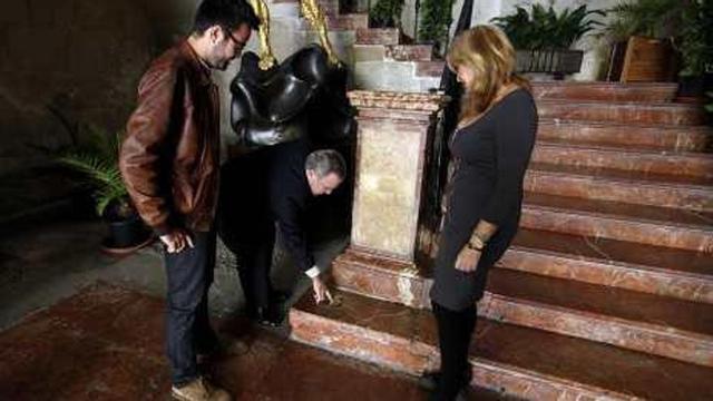 Cota cero en el primer peldaño del Ayuntamiento.