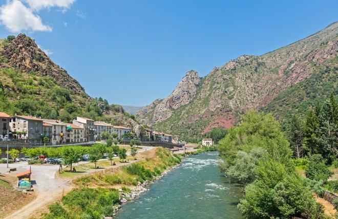 Río Noguera Pallaresa a su paso por la localidad leridana de Gerri de la Sal.