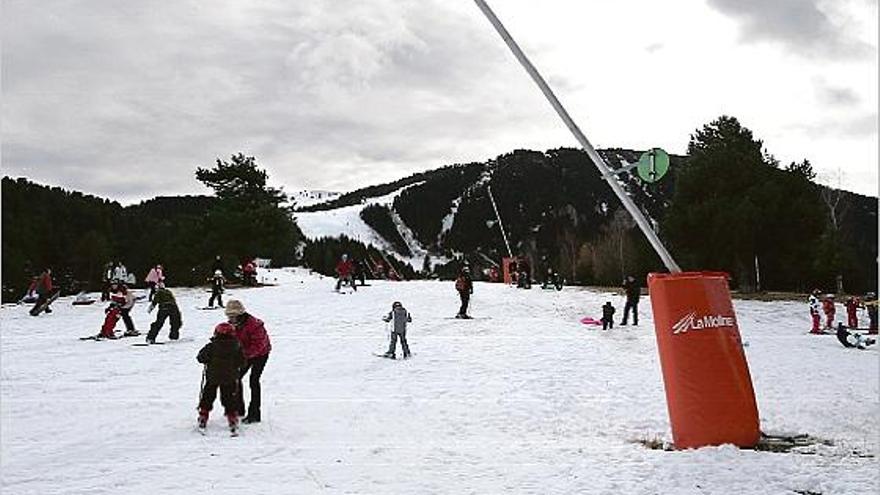 Alguns dels visitants que van fer acte de presència a les pistes d&#039;esquí de La Molina, en una fotografia feta ahir al matí.