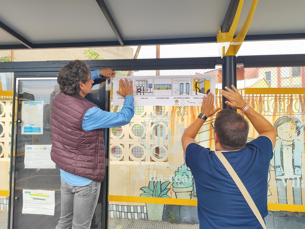 Instal·lació dels primers pictogrames en la parada de bus de la bàscula.