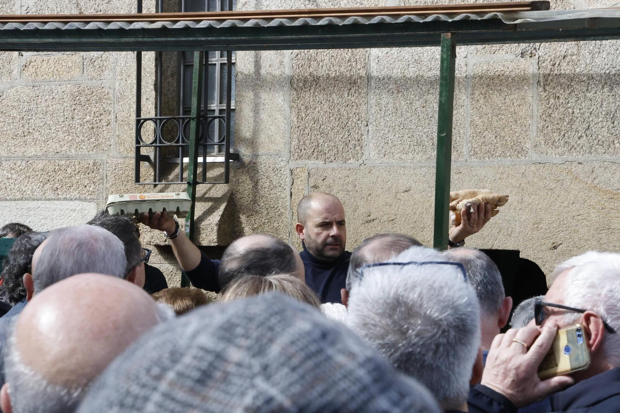 Broche de oro en San Lázaro con la subasta de las uñas