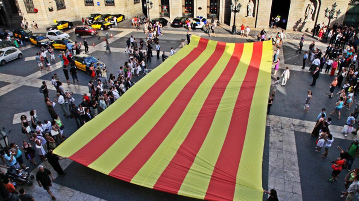 Una 'senyera' desplegada en la plaza Sant Jaume, en julio del 2010.