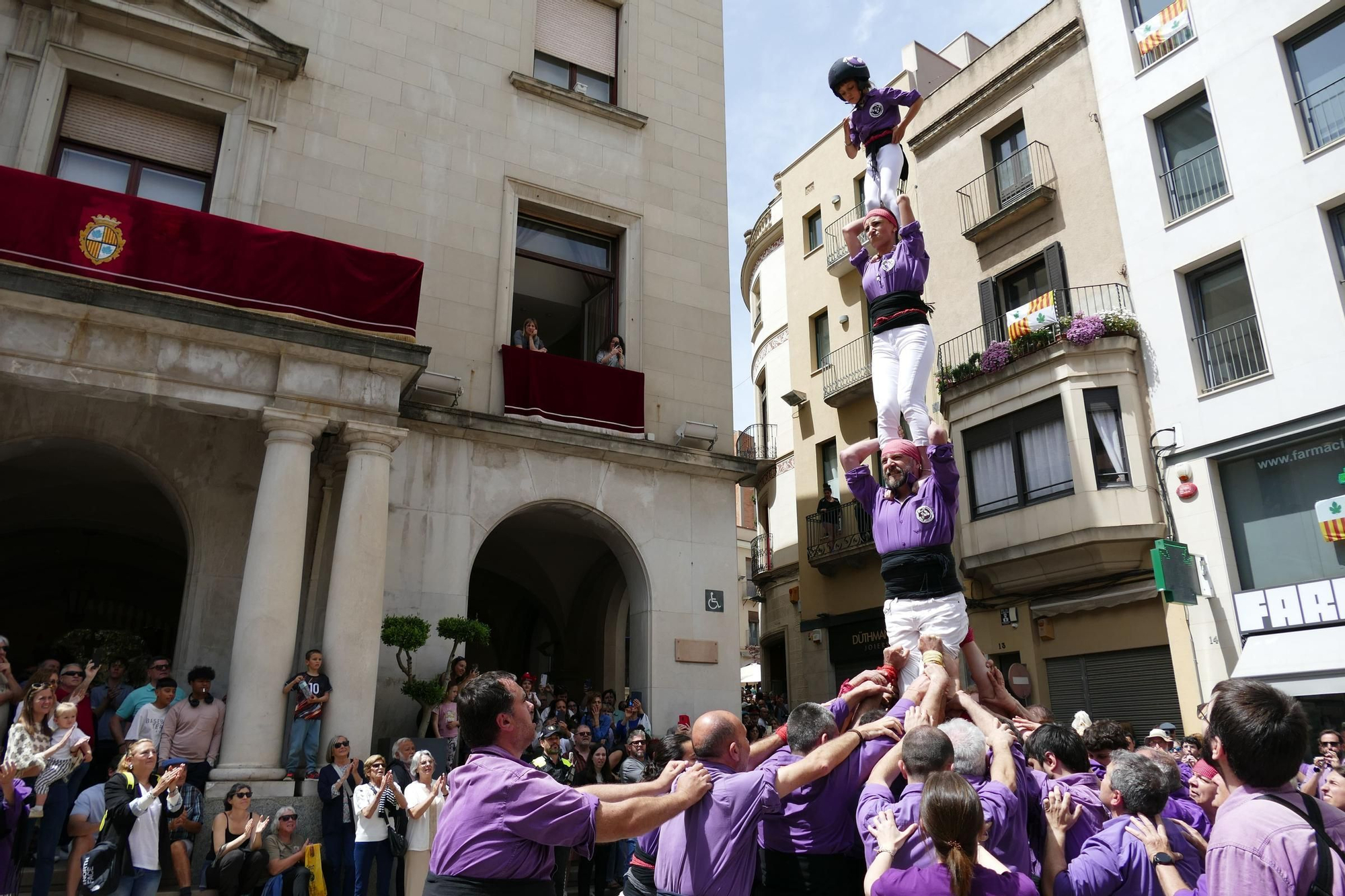 El tradicional pilar caminant de la Colla Castellera de Figueres congrega centenars de persones