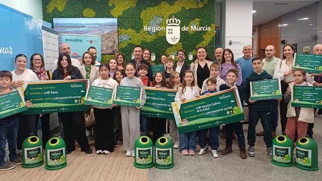 La secretaria autonómica de Energía, Sostenibilidad y Acción Climática, María Cruz Ferreira Costa, junto con el gerente de zona de Ecovidrio, Manuel Sala, y todos los premiados. | CARM