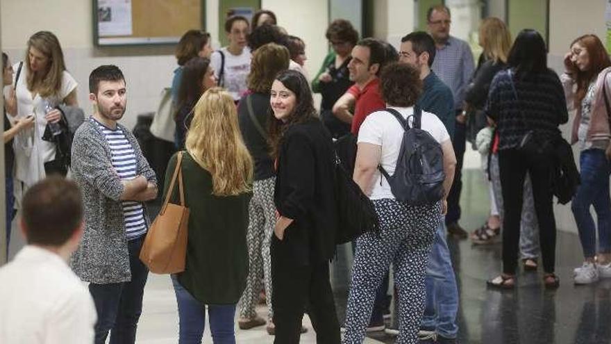 Un grupo de médicos, momentos antes de un examen.