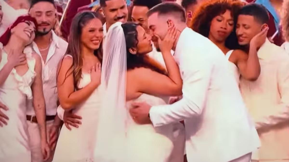 Elena Rossel Aparicio y Thomas Lucas Wolter, enfermeros de Los Ángeles, se casaron en el Super Bowl LX, con Bad Bunny como testigo, tras enviar una invitación al sello discográfico del cantante.