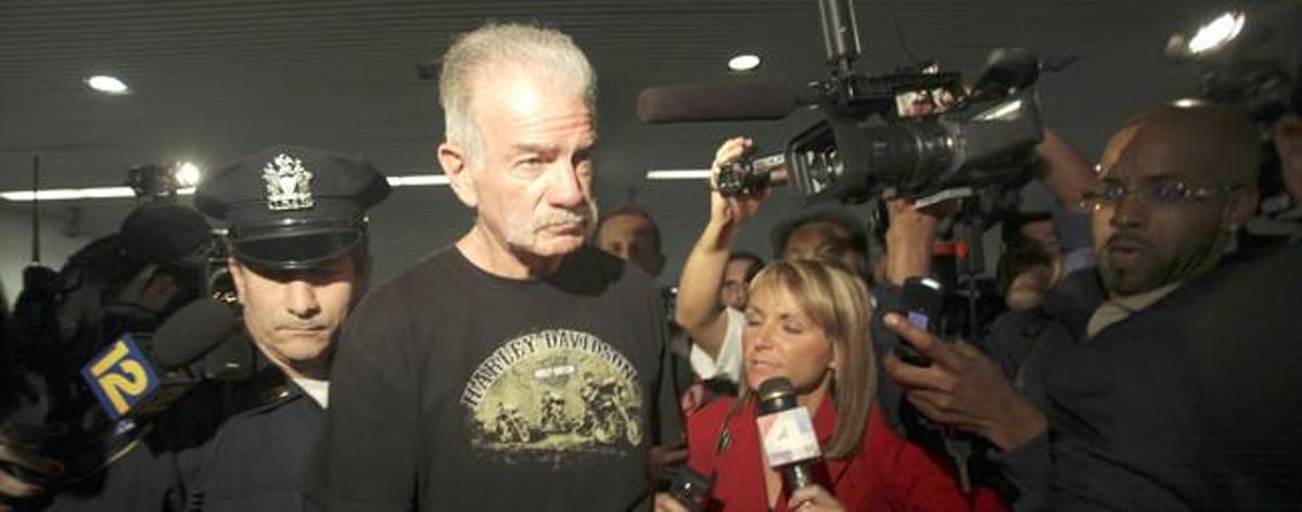 El pastor Terry Jones, envoltat per periodistes a l’arribar a l’aeroport novaiorquès de La Guardia, avui.