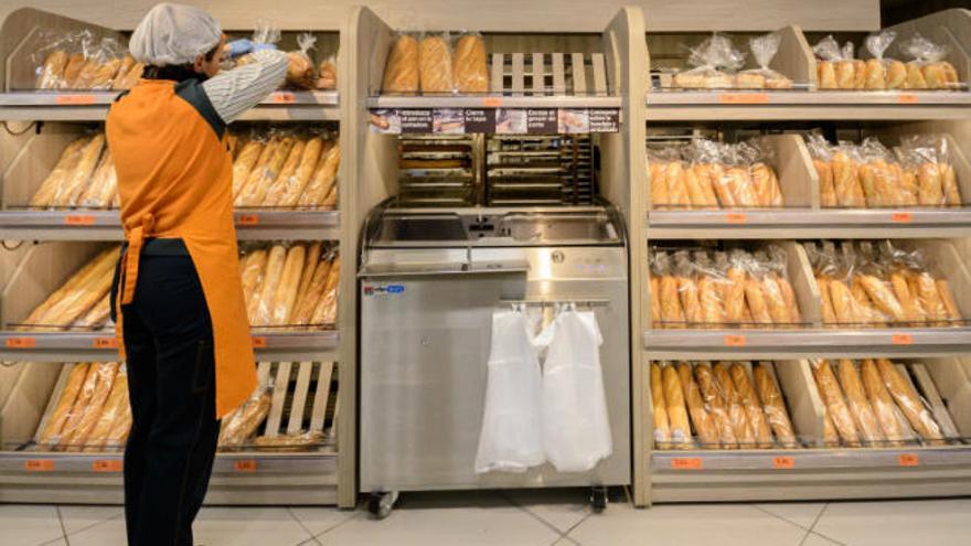 La nueva zona de panadería con la máquina para rebanar el pan en el centro, ayer, en el Mercadona de Las Ramblas.