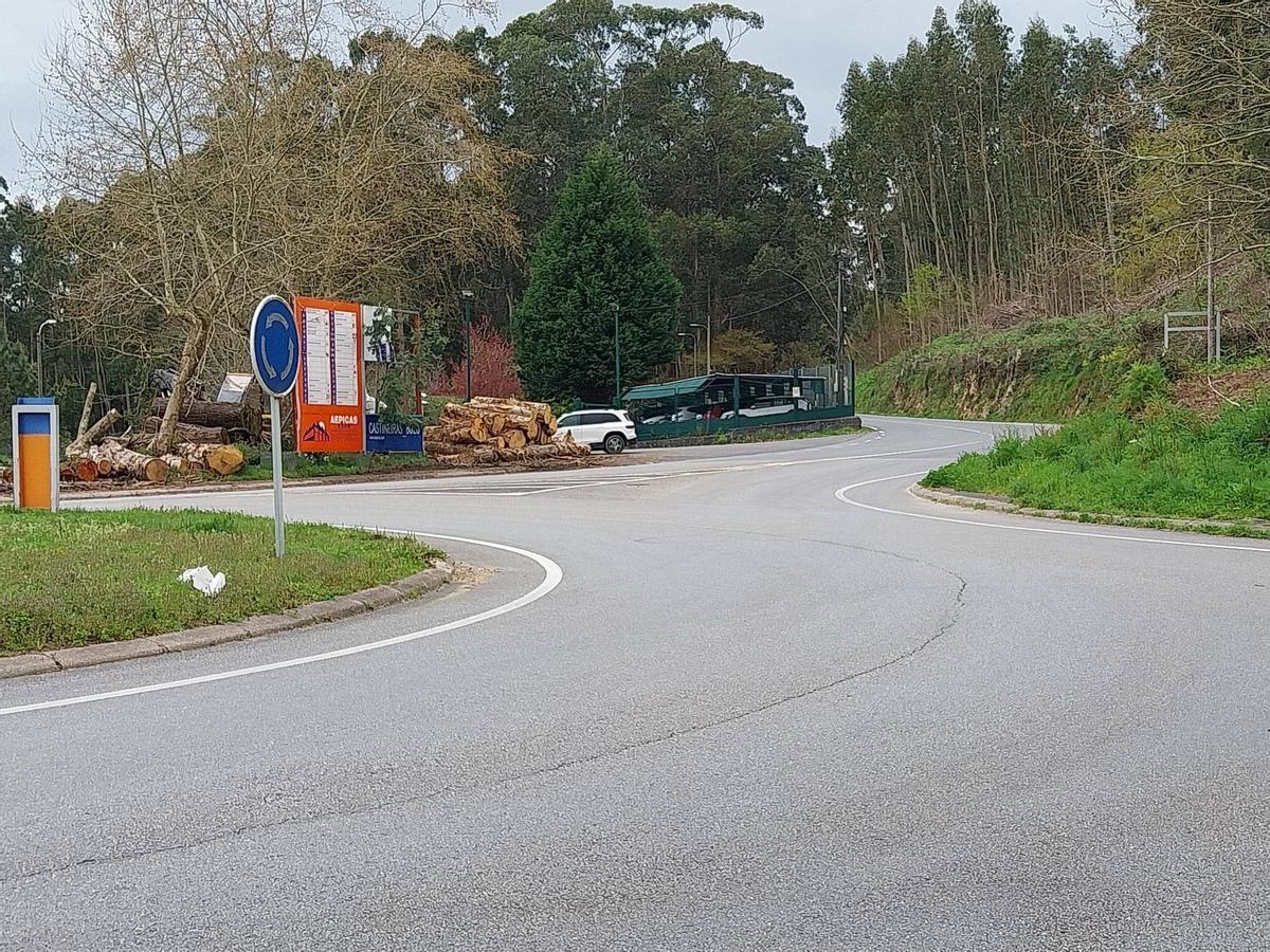 Una de las glorietas de Castiñeiras y el entorno del astillero Nodosa, punto en el que comienza el tramo de la EP-1301 para el que el Concello de Bueu solicita la transferencia de titularidad.