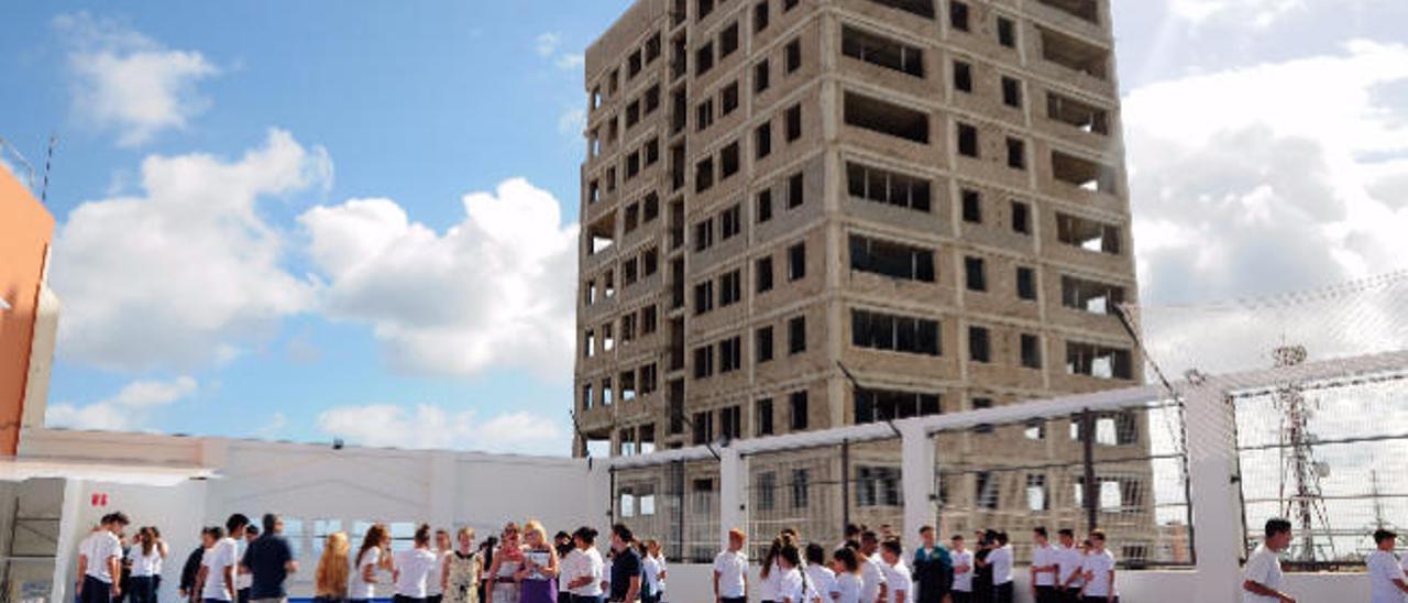 Estudiantes de un centro cercano al Canódromo, con la torre al fondo.