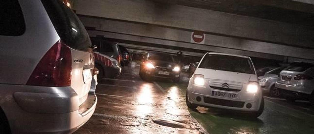 Interior de una de las plantas del estacionamiento de la Plaza Major.