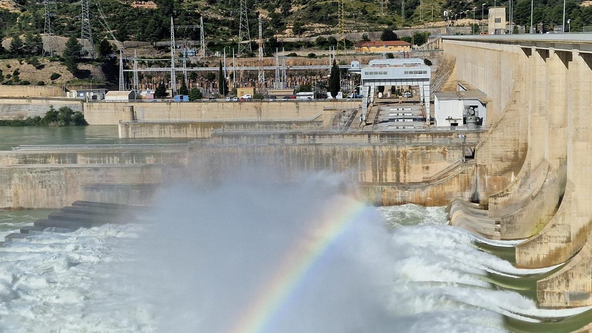 La Confederación Hidrográfica del Ebro (CHE) realiza este miércoles una nueva crecida controlada en el tramo bajo del río, con maniobras iniciadas a las 7 en la presa de Mequinenza (Zaragoza) con un caudal de 1.200 m3/S, que se ha reducido a 1.100 m/3 a las 13 y se prolongará hasta las 17. En la presa de Ribarroja (Tarragona), la crecida se ha iniciado a las 8, con 1.500 m3/s, con un escalón de bajada de 1.400 m3/s a las 13 horas, informa la CHE en un comunicado. En la presa de Flix (Tarragona) se han iniciado las maniobras a las 8.30 horas, con un caudal punta de 1.500 m3/s que se reducirán a mitad de la crecida hasta los 1.400 m3/s, y ahí acabarán todas las maniobras a las 18.30. Como novedades respecto a crecidas anteriores, se alcanzará un caudal máximo mayor (1.500 m3/s respecto a 1.400 m3/s), y la cota del embalse de Flix se reducirá 2 metros respecto al nivel de embalse normal. También se harán batimetrías del embalse de Flix antes y después de la crecida para ver su impacto, se monitorizará "con mayor esfuerzo" el tránsito de sedimentos en el embalse de Ribarroja con cuatro embarcaciones y se avanzará en el estudio de detalle de los efectos de la movilización de sedimentos en los canales del Delta de l'Ebre. La crecida controlada forma parte del régimen de caudales ecológicos de la desembocadura del Ebro contemplado en el plan hidrológico de la cuenca del Ebro y, además de favorecer la limpieza de macrófitos del cauce, supone una "importante experiencia" para el estudio de la migración de los sedimentos en el tramo bajo del Ebro.