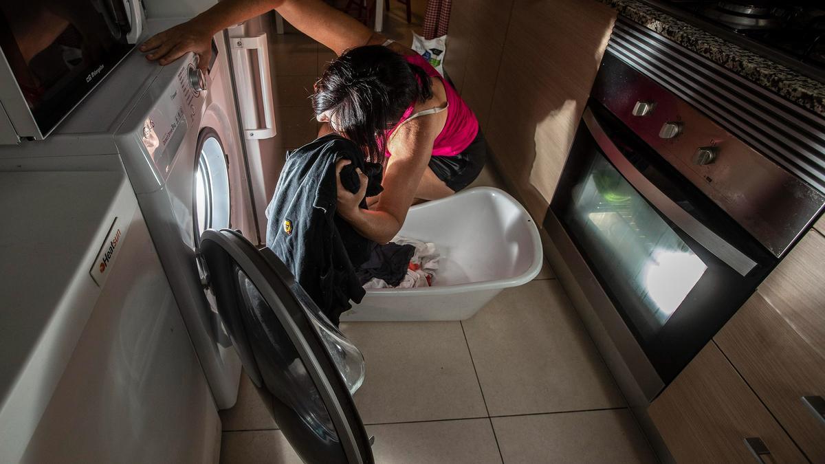 Comprobado: poner una esponja de cocina en la lavadora quita las pelusas de  la ropa