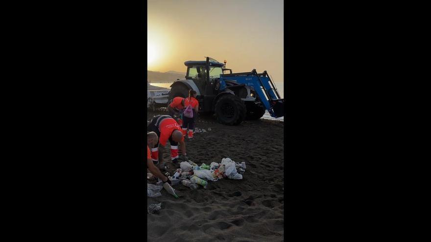 Limpian las playas de Málaga tras la Noche de San Juan