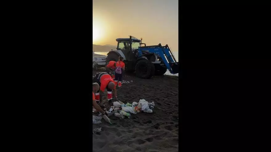 Limpian las playas de Málaga tras la Noche de San Juan