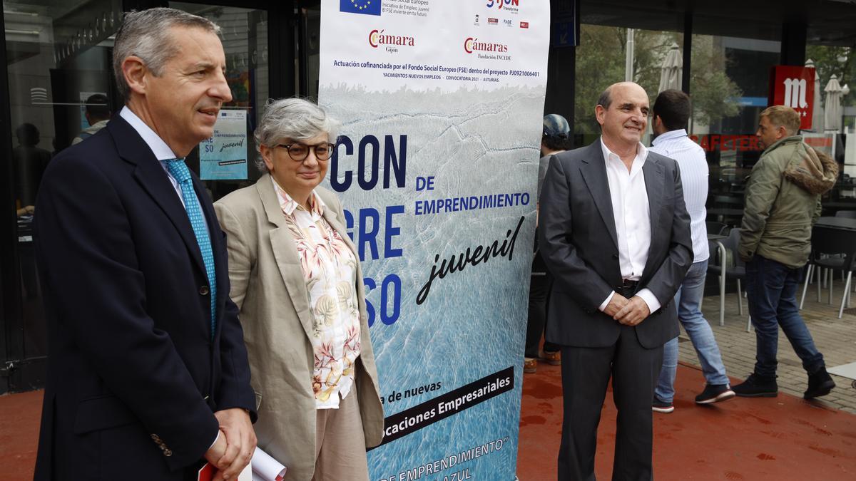 Por la izquierda, el vicepresdiente de la Cámara, Pedro López Ferrer; la alcaldesa, Ana González, y el director de la jornada, Víctor Montero, hoy en el Palacio de Congresos.