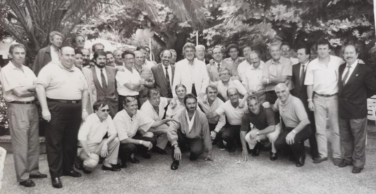 Una de las comidas veraniegas en las que Ángel Varela -segundo por la ziquierda- invitaba a todos sus amigos. En el centro Danny Daniel; a la derecha, Valentín Villabona.