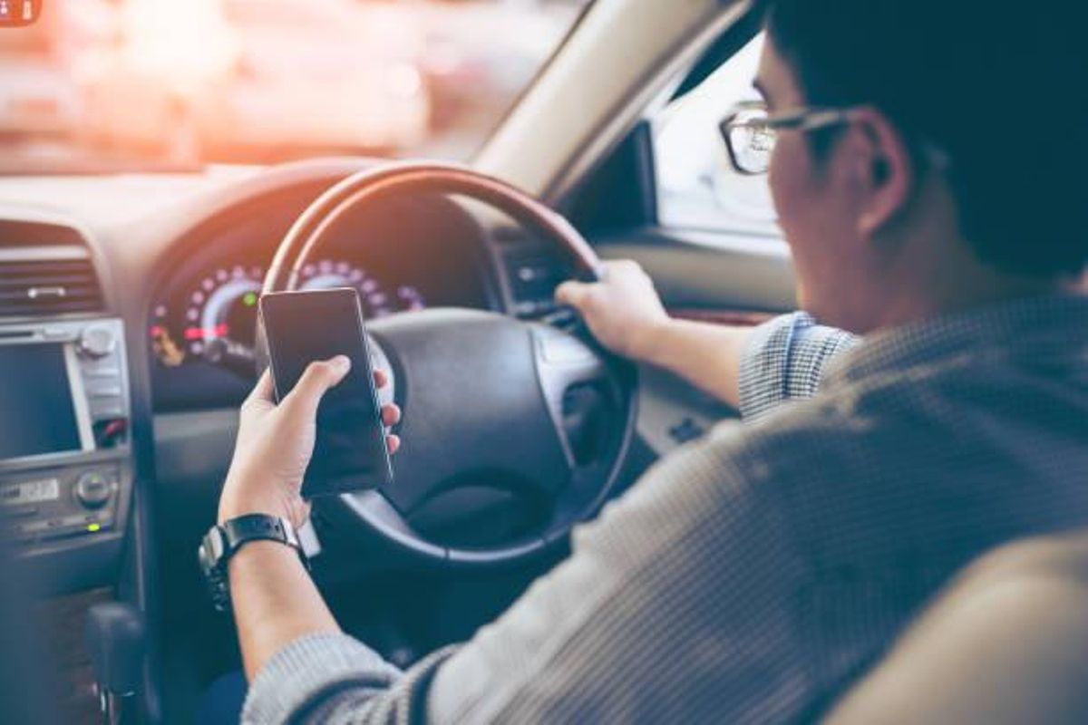 Hombre utilizando el móvil mientras está conduciendo