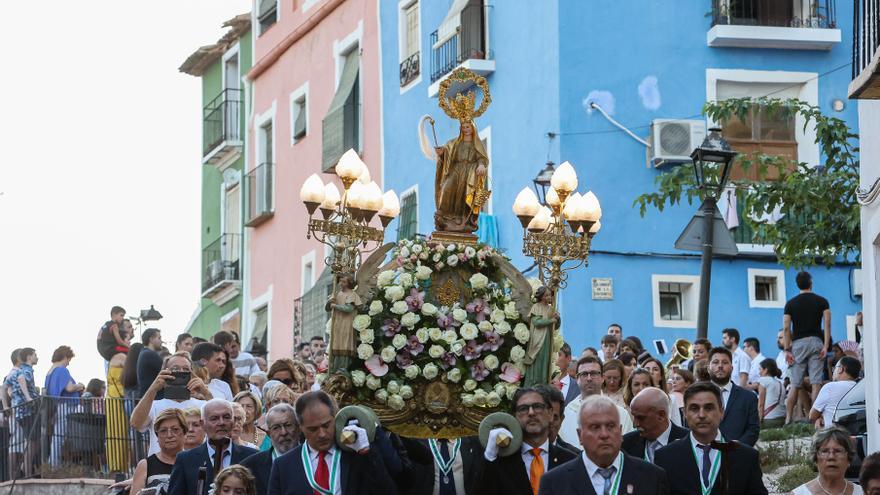 Procesión en honor a Santa Marta por las calles de la Vila Joiosa
