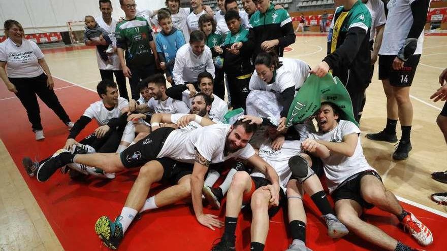 Los jugadores del Construcciones Castro celebran la primera plaza del grupo A. // Alba Villar