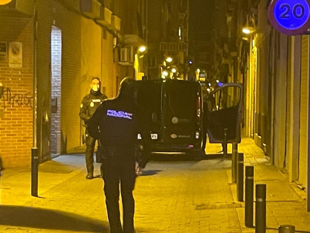 Agentes de la Policía Nacional, en la calle Marqués de Ordoño de Murcia la noche del hallazgo.