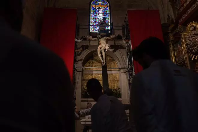 GALERÍA | Así ha sido el descendimiento del Cristo de las Injurias