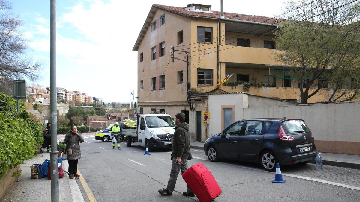 Vecinos del edificio 'El Barco' de Esplugues entrando a sus casas para recoger sus pertenencias, el 27 de marzo de 2024