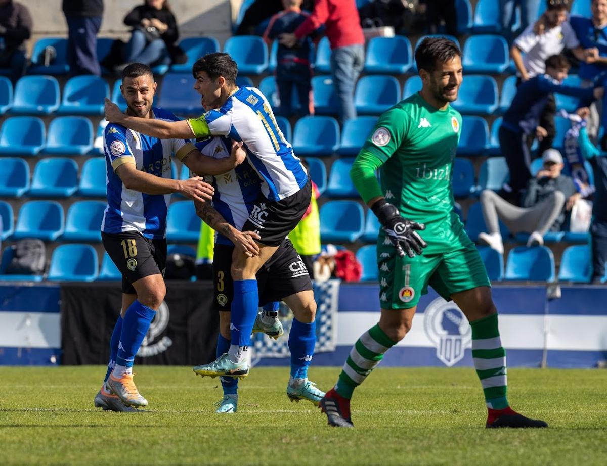 Nico se abraza a sus compañeros después de culminar la acción que dio pie al 2-1 definitivo.