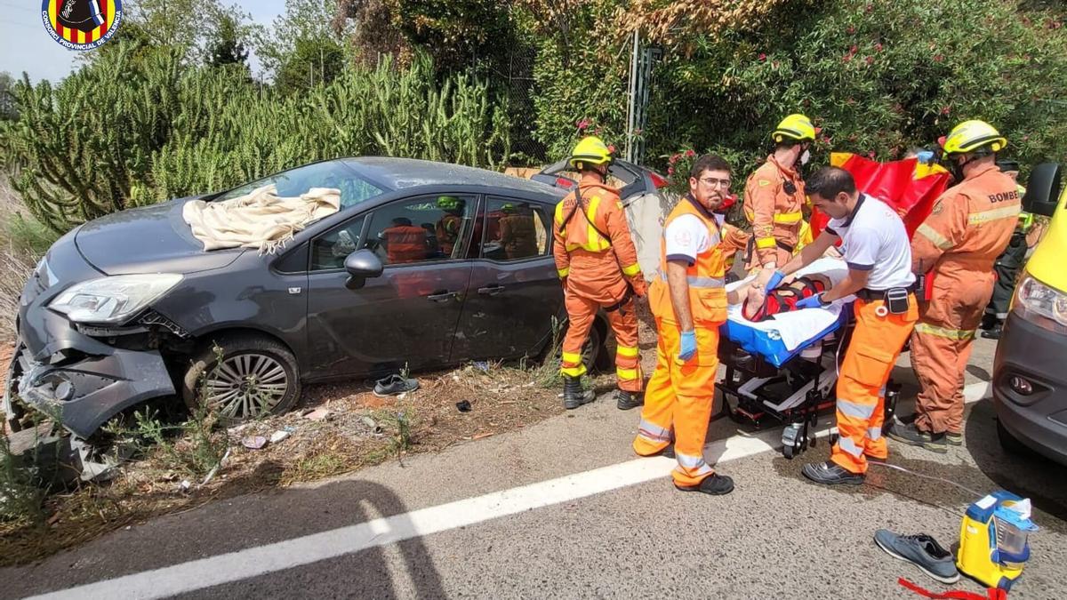 Dos cotxes queden atrapats en un accident a Moncada