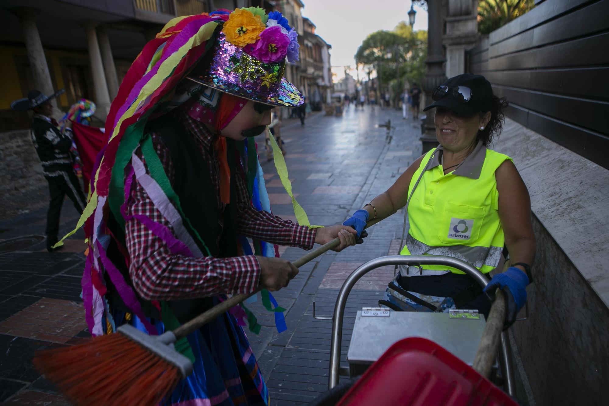 El festival de música y danzas populares llena las calles de Avilés de color