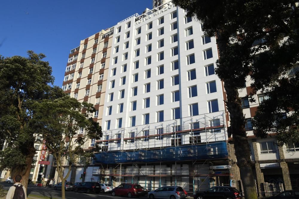 El hotel Riazor descubre su nueva fachada