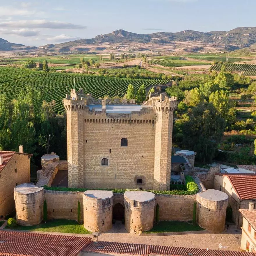 La bodega más antigua en activo de España está en un pueblo de La Rioja: tiene 100 habitantes, un castillo-palacio del siglo XV y exporta vino a más de cien países