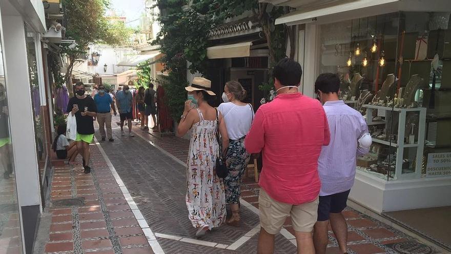 Turistas pasean por el centro histórico de Marbella.