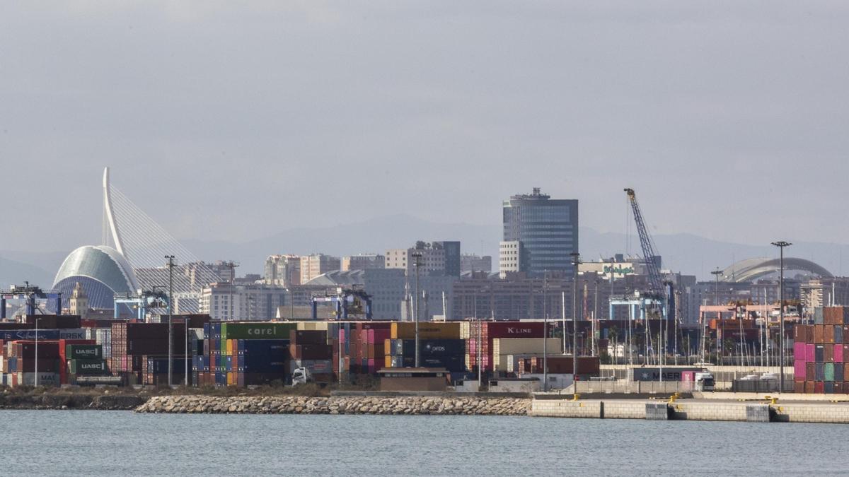 Puerto de Valencia, con una terminal de contenedores en primera plano.