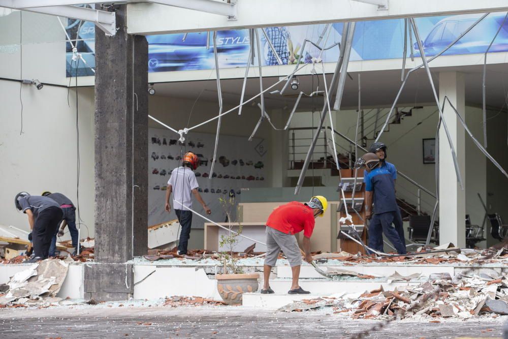 Al menos 91 personas han muerto y más de un centenar se encuentran heridas como consecuencia de un terremoto en Indonesia.