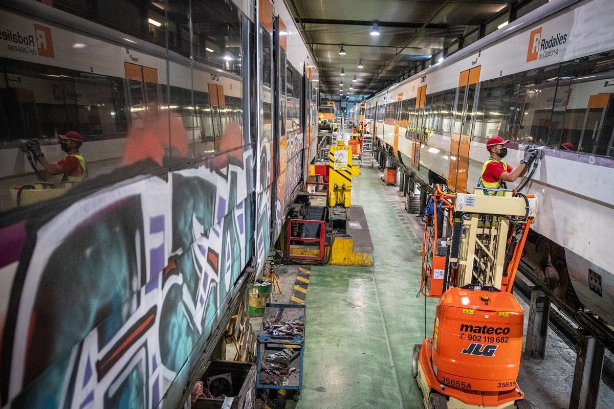 Proceso de limpieza de grafitis e instalación de vinilos en trenes de Rodalies.