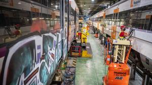 Proceso de limpieza de grafitis e instalación de vinilos en trenes de Rodalies. 