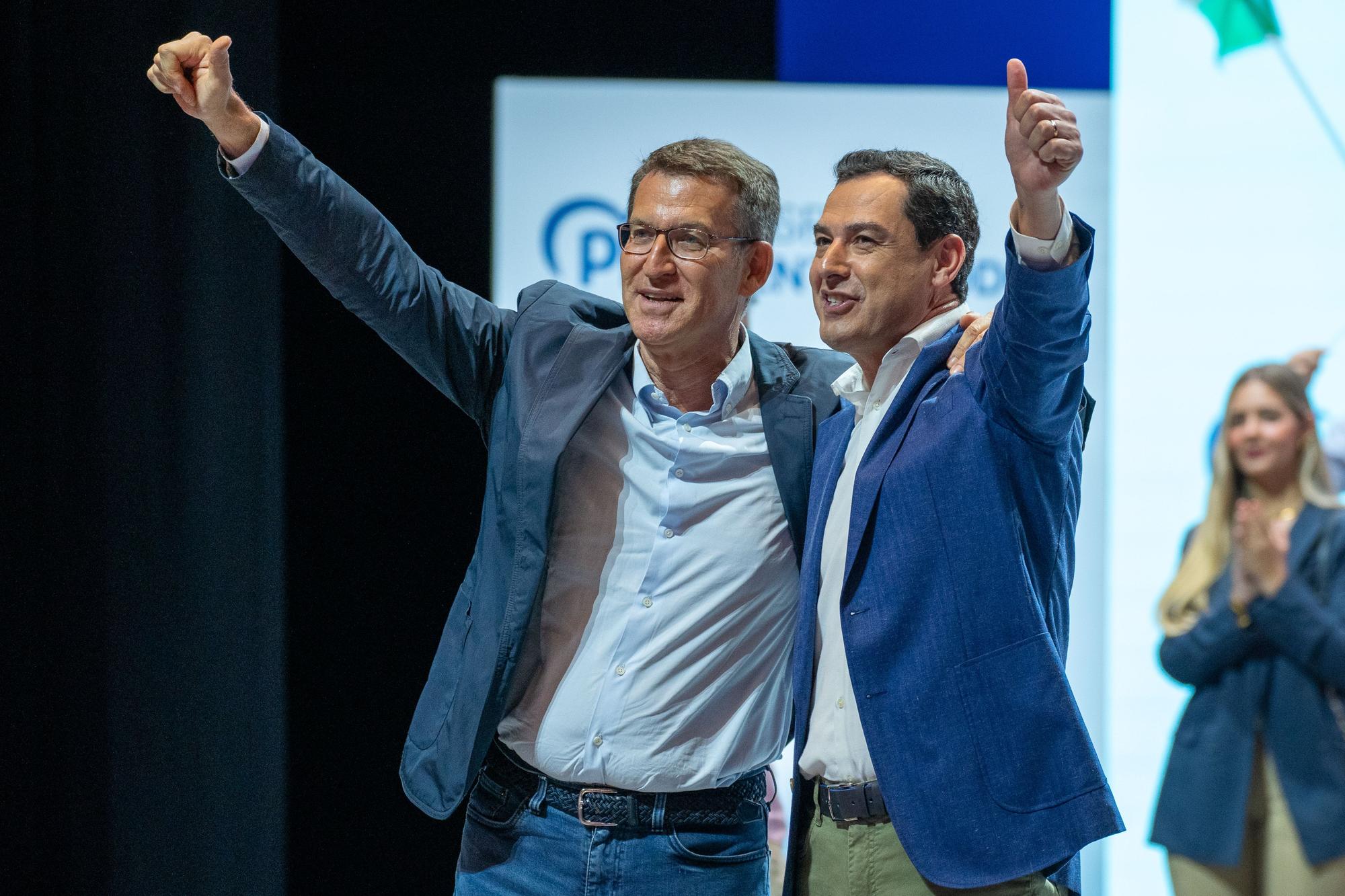 Feijóo y Moreno durante el mitin de la campaña celebrado el sábado en Sevilla.