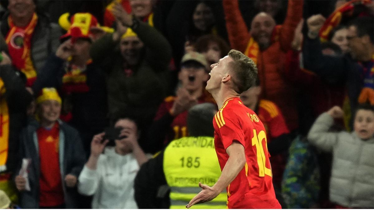 Dani Olmo celebra su golazo en el España - Brasil