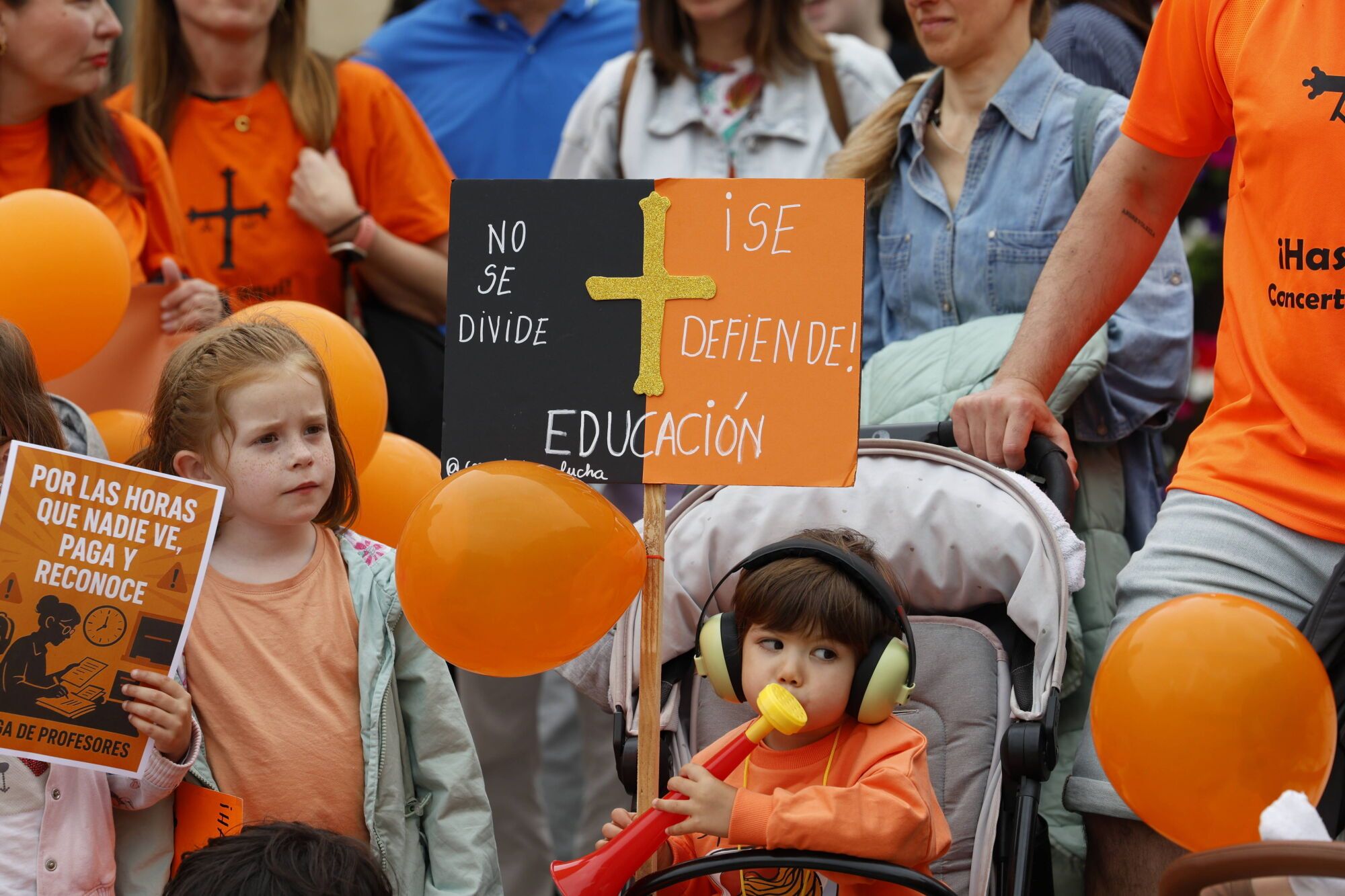 Así fue la concentración en Avilés de profesores y familias de los colegios concertados. 
