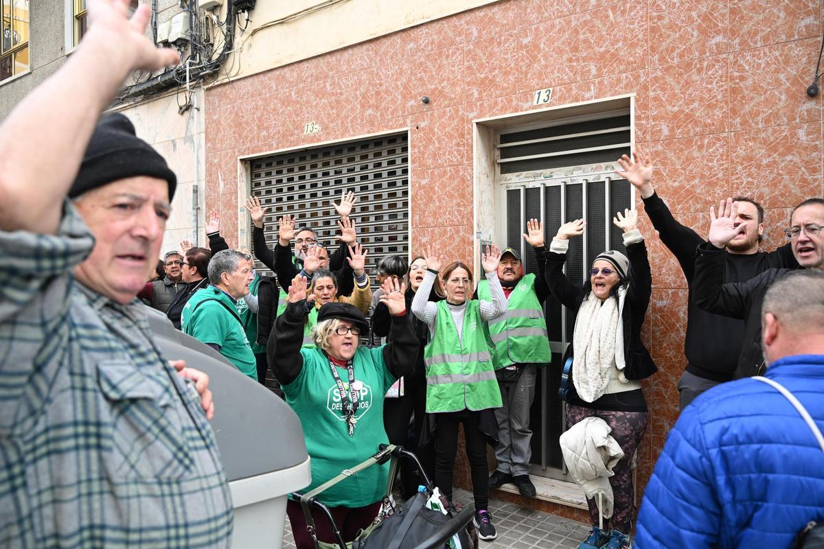 Miembros de la Plataforma de Afectados por la Hipoteca de Elche protestan en la puerta del edificio donde se tenía que realizar un desahucio, ayer