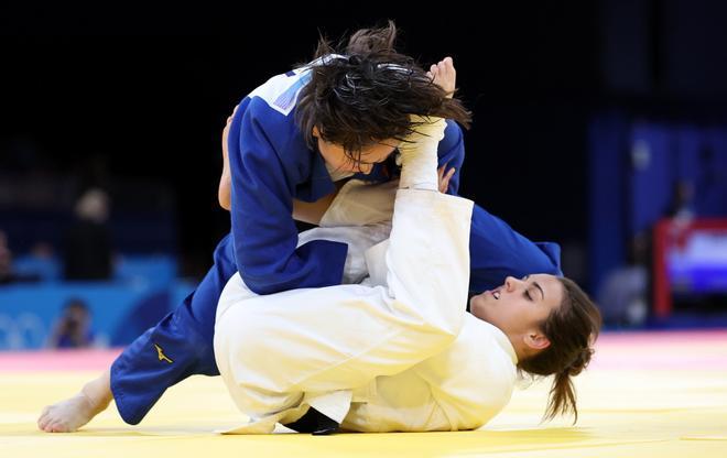 Sosorbaram Lkhagvasuren (azul) de Mongolia se enfrenta a la española Arianne Toro Soler durante su combate eliminatorio de judo femenino en la categoría de -52 kilos de los Juegos Olímpicos de París 2024.