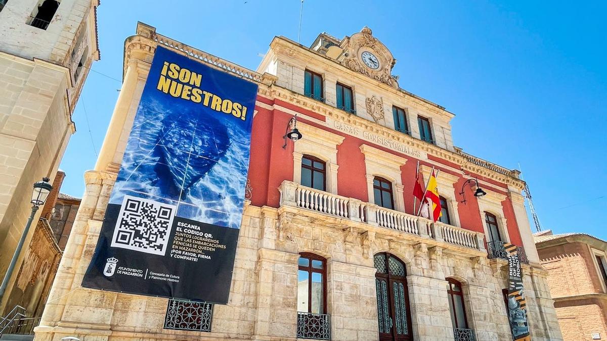 Cartel con el pecio en la fachada del Consistorio de Mazarrón.