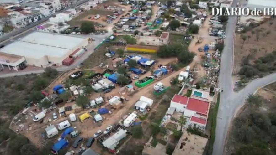 Más de mil personas viven en un ‘camping’ ilegal en las afueras de Ibiza