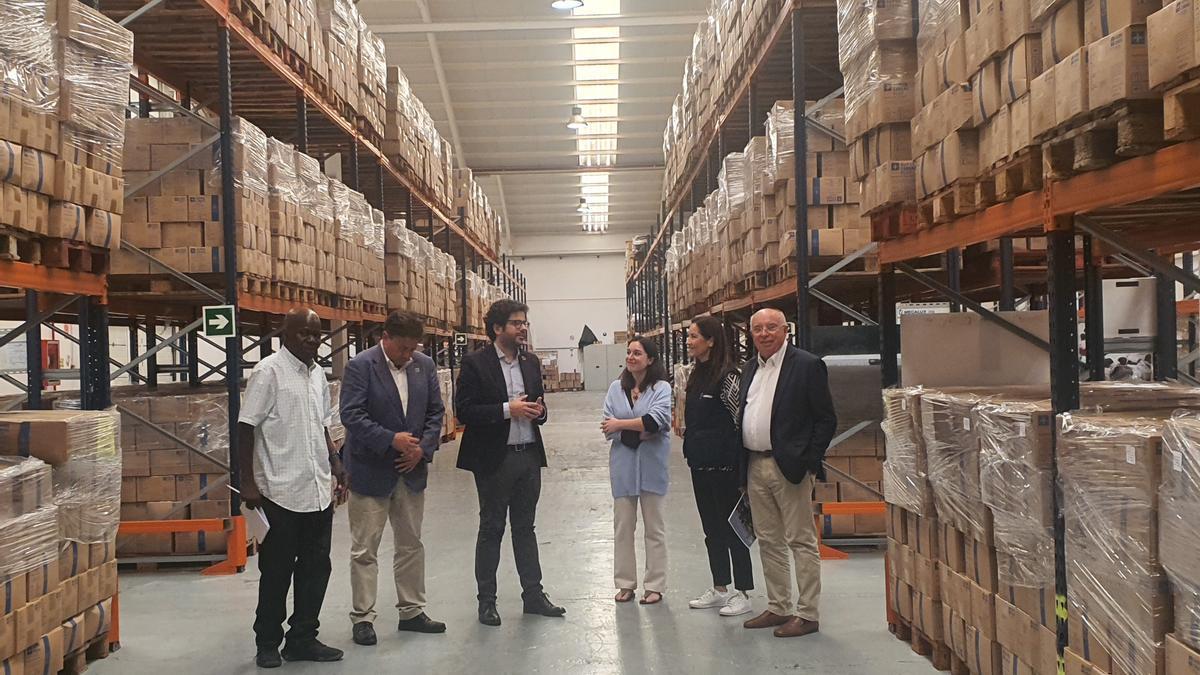 Imagen de la visita del director de la Agencia Española de Cooperación Internacional para el Desarrollo, Antón Leis, a las instalaciones del Programa Mundial de Alimentos en la capital grancanaria.